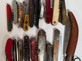 de nombreux types de couteaux de poche sur la table