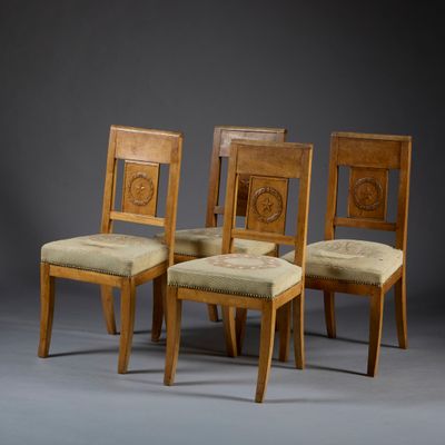 trois chaises en bois avec des assises rembourrées beiges et une assise rembourrée beige