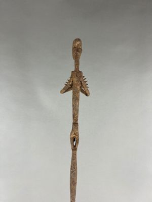 une image représentant une statue d'une personne tenant un couteau