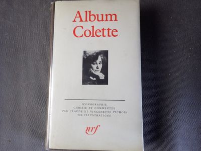 un gros plan sur un livre dont la couverture représente une femme
