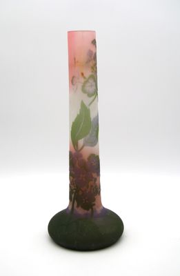 un vase en verre avec un motif floral