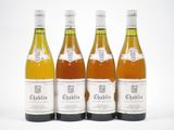 trois bouteilles de vin posées les unes à côté des autres sur une surface blanche