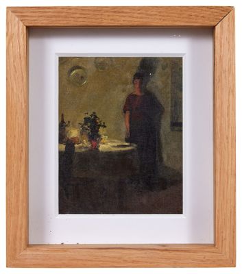 tableau représentant une femme debout devant une table sur laquelle se trouve un vase de fleurs
