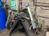 une image d'un tas de ferraille dans un garage