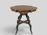 une image représentant une petite table avec un plateau en bois et des pieds en métal