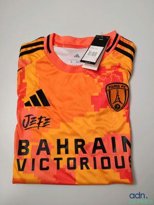 un t-shirt avec l'image d'un footballeur dessus