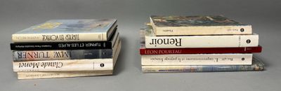 plusieurs livres sont empilés sur une table