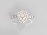 une bague à plusieurs diamants,