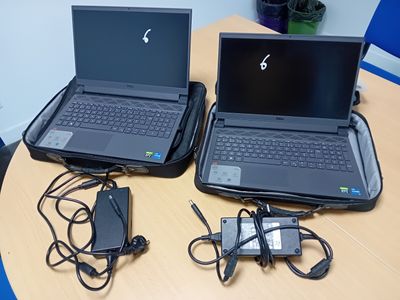 deux ordinateurs portables posés sur une table