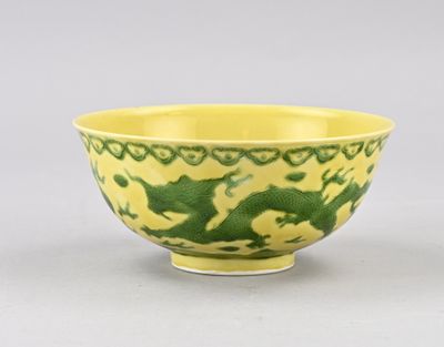 bol jaune et vert orné d'un motif de dragon sur le côté