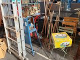un tas d'objets divers entassés dans un garage