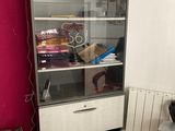 une armoire avec une porte vitrée au milieu d'une pièce