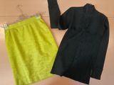 deux jupes et une veste sur un cintre