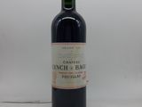 bouteille de vin rouge avec bouchon rouge sur fond blanc