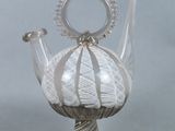 une théière en verre surmontée d'un anneau