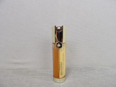 gros plan d'un flacon de parfum sur une surface blanche