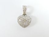 un gros plan d'un pendentif en forme de cœur en diamant sur fond blanc