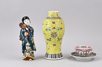 deux vases et une tasse à thé sont posés les uns à côté des autres