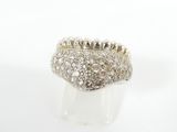 une image d'une bague en diamant sur une surface blanche