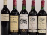 plusieurs bouteilles de vin sont alignées sur une table