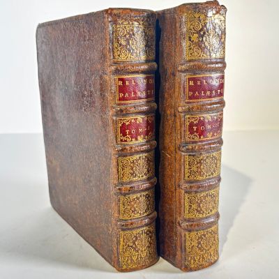 une vieille paire de livres posés l'un sur l'autre sur une table