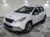 la voiture blanche est garée sur un sol en damier dans le garage
