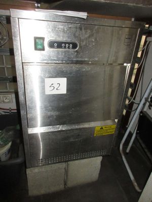 une armoire métallique portant un numéro, dans une pièce