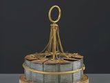 un plateau en or et en argent surmonté d'une horloge