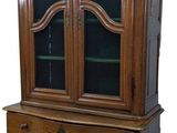 image d'un vaisselier en bois avec des portes en verre