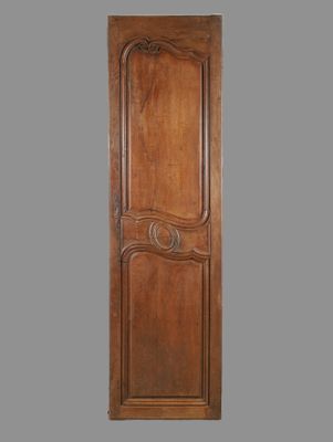 une image représentant une porte en bois ornée d'un motif décoratif