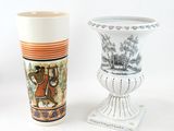 deux vases posés l'un à côté de l'autre sur une table