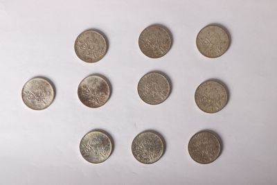 six types de pièces différents disposés en cercle sur une surface blanche
