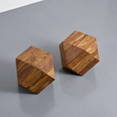 deux cubes en bois posés sur une surface grise