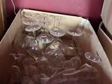 une boîte de verres à vin vides posée par terre
