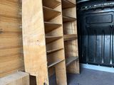 des étagères à l'arrière d'une camionnette équipée de roues