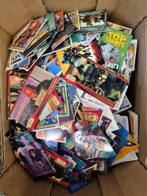 une boîte en carton remplie de bandes dessinées posée par terre