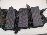 trois claviers noirs posés sur une table blanche