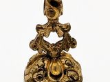 une figurine ancienne en or représentant une femme avec un oiseau sur la tête