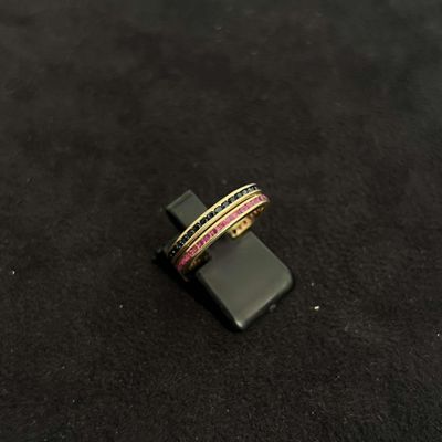 une bague posée sur une surface noire