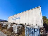 un camion semi-remorque garé sur le côté de la route