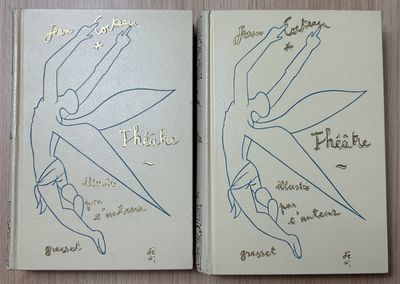 deux livres posés sur une table