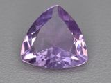 une pierre d'améthorate violette posée sur une surface grise