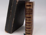 un livre posé sur le dessus d'une bibliothèque