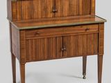 un vieux bureau en bois avec des tiroirs et des tiroirs sur le dessus
