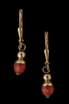 une paire de boucles d'oreilles en or et en corail