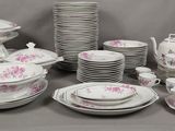 de nombreux types de plats et de tasses sur la table