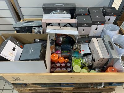 Lot de 80 pièces de décoration : horloge, bougies, abat jour…