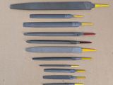 sept outils différents posés sur une table