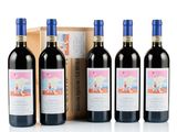 trois bouteilles de vin rouge sont alignées devant une boîte