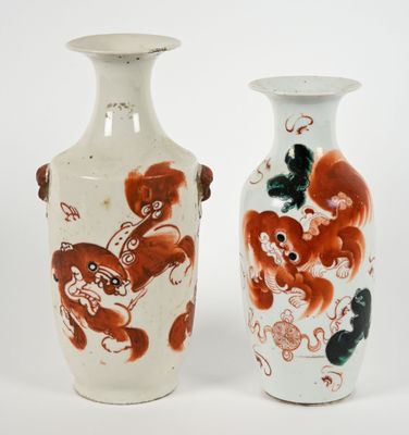 deux vases posés côte à côte sur une surface blanche